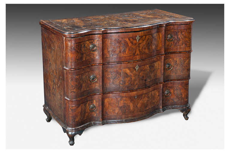 A very fine chest of drawers, overall veneered with walnut wood and walnut burl.
The front is moulded; three drawers over moulded feet.
Venezia , first half 18th c.
cm 98 x 124 x 64
Perfect conditions of patina and use.
Provenance: Italy,