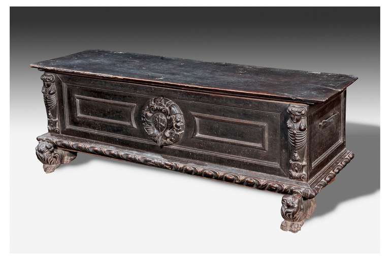 A very rare 16th c. italian cassone.
Animals feet ; front with central coat of arms.
The chest is in perfect conditions.
provenance: Firenze, private collection
cm 60 x 160 x 57