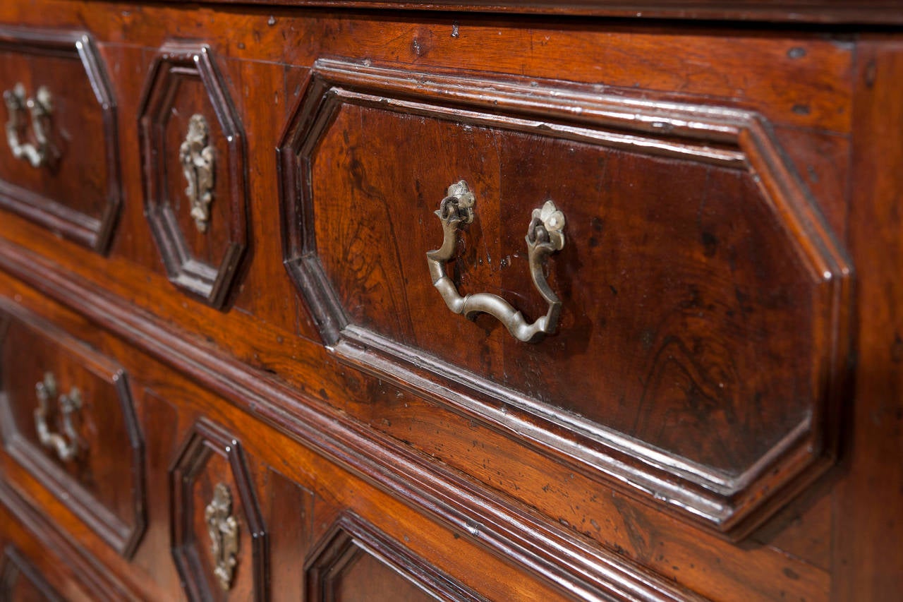 A 17 th century Italian chest of drawers; three paneled and framed drawers on the front .
The sides framed; basement feet.
Emilia Romagna, 17th Century.
cm 109 x 154 x 63