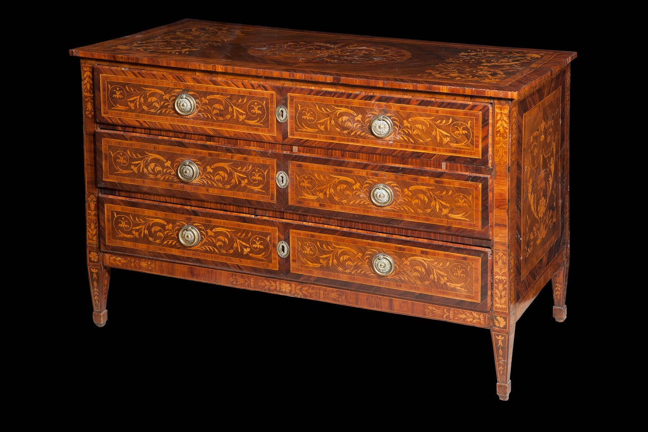 A very Fine pair of Italian commode, overall veneered and inlaid with vegetal motives with various woods ( Bois de roos, De violette, Maple, etc)
Italy, Lombardia sec XVIII.
Measures: Cm 88 x 128 x 60.