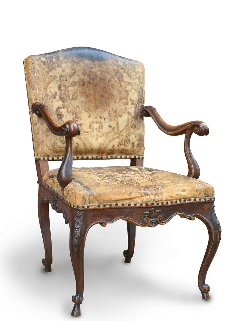 A very fine venetian armchair, overall carved and decorated with vegetal motives.
The leather is original.
The armchair is in perfect conditions.
Venezia 18 th c.