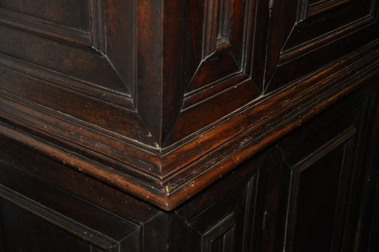 A 17th Century Italian Walnut Side Cabinet In Excellent Condition For Sale In Formigine Modena, IT