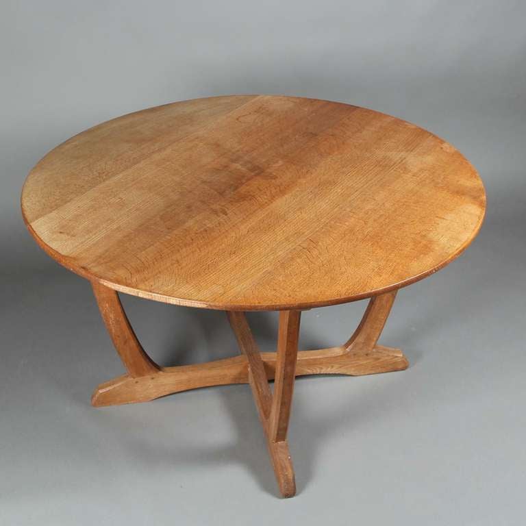 Cotswold School Oak Center Table In Excellent Condition For Sale In Hertfordshire, GB