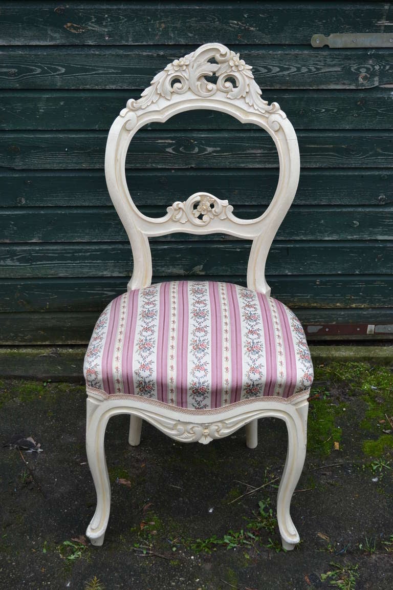 Three white-painted mahogany 19th century Dutch boudoir chairs.
Beautifully carved.

The aforementioned sizes are indicative, please contact our office for the exact dimensions.