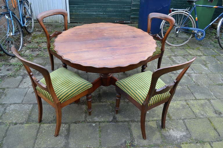 BARN FIND: Recently we found this set in a barn in the North of The Netherlands.
The top of this attractive table, easily seating 4 (or more), needs to be sandpapered and consequently waxed; one of the chairs is cracked in the back and needs to be