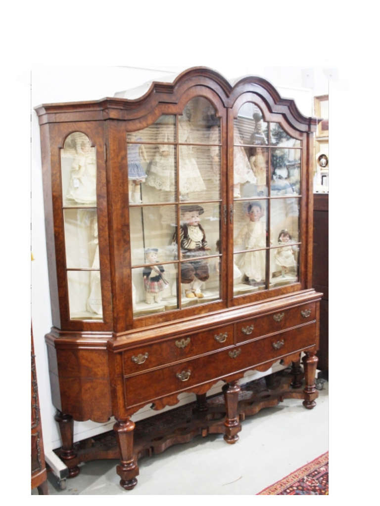 SPECIAL SPRING SALE! 50% discount.

MH’s department: Fine arts and antiques 17th-18th century.

A unique well-figured William & Mary burr-walnut and inlaid china-cabinet (circa 1690) with bookmatched burr-walnut veneers of the finest