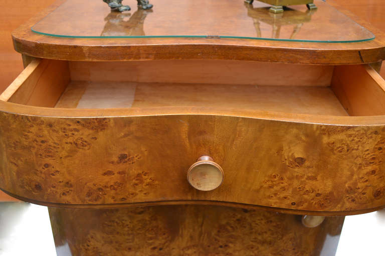 Mid-20th Century Pair of Continental Art Moderne Side Cabinets in Burr Walnut Veneer For Sale