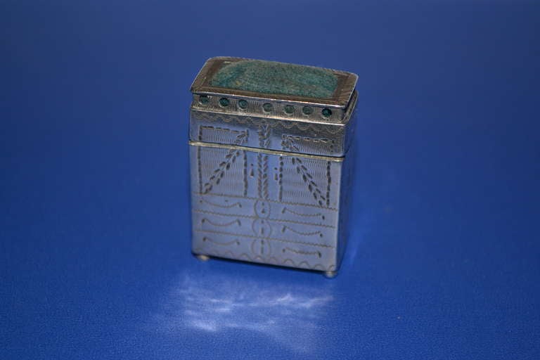 This extremely rare snuff-box in the form of a cabinet is described by expert B.W.G. Wttewaal (see Literature below) - incidentally one of my customers in de 60's - as rather valuable (type 7), wheras the snuff-boxes in the form of a cabinet with a