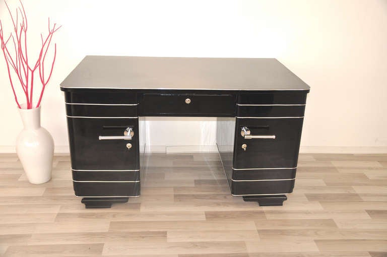 Classic Art Deco Desk

    - wonderful design
    - very good condition
    - 2 doors
    - chrome strips
    - chrome fittings
    - hand-polished
    - high gloss black
    

Country of Origin: France
Year of construction: