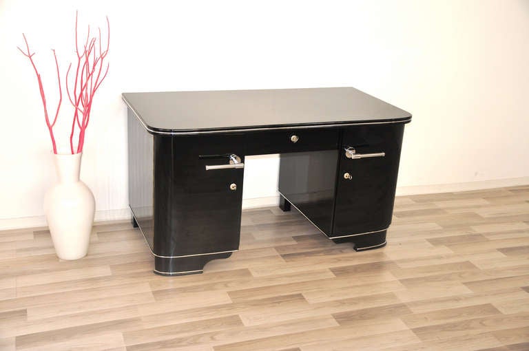Classic and beautiful desk with a simple body language. With typical shaped feet and fine chrome details. A wonderful piece of furniture perfectly suited for the office or the living room.

- 4 drawers and 1 shelve for storage
- big lockable drawer
