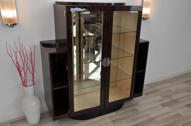 Unique rare Art Deco showcase 

    - beautiful veneer of macassar
    - secure base in high gloss black 
    - 2 glass doors 
    - 2 side shelves also macassar 
    - 2 glass shelves

An absolutely rare and wonderful furniture!

Country