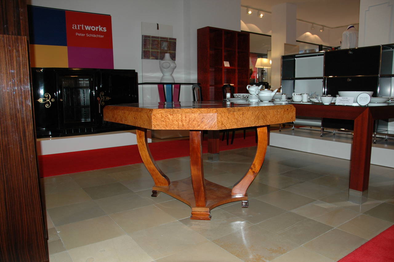Beautiful Art Deco dining or couch table for the living room. This unique furniture convinces with its gorgeous amboyna veneer - a one of its kind masterpiece in craftmansship. Octagonal tabletop with glass plate for the everyday use.

-original