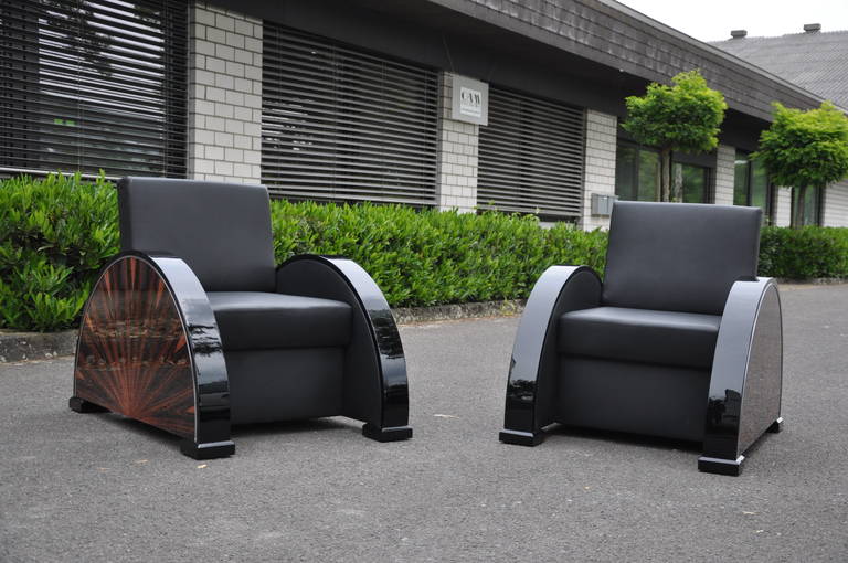 Stunning Art Deco Armchairs with a star-shaped macassar veneer and a big seat area. Newly upholstered with high quality aniline leather. The armrests are lacquered in highgloss black. 

- Star-shaped veneer.
- hand polished surfaces
- only highest