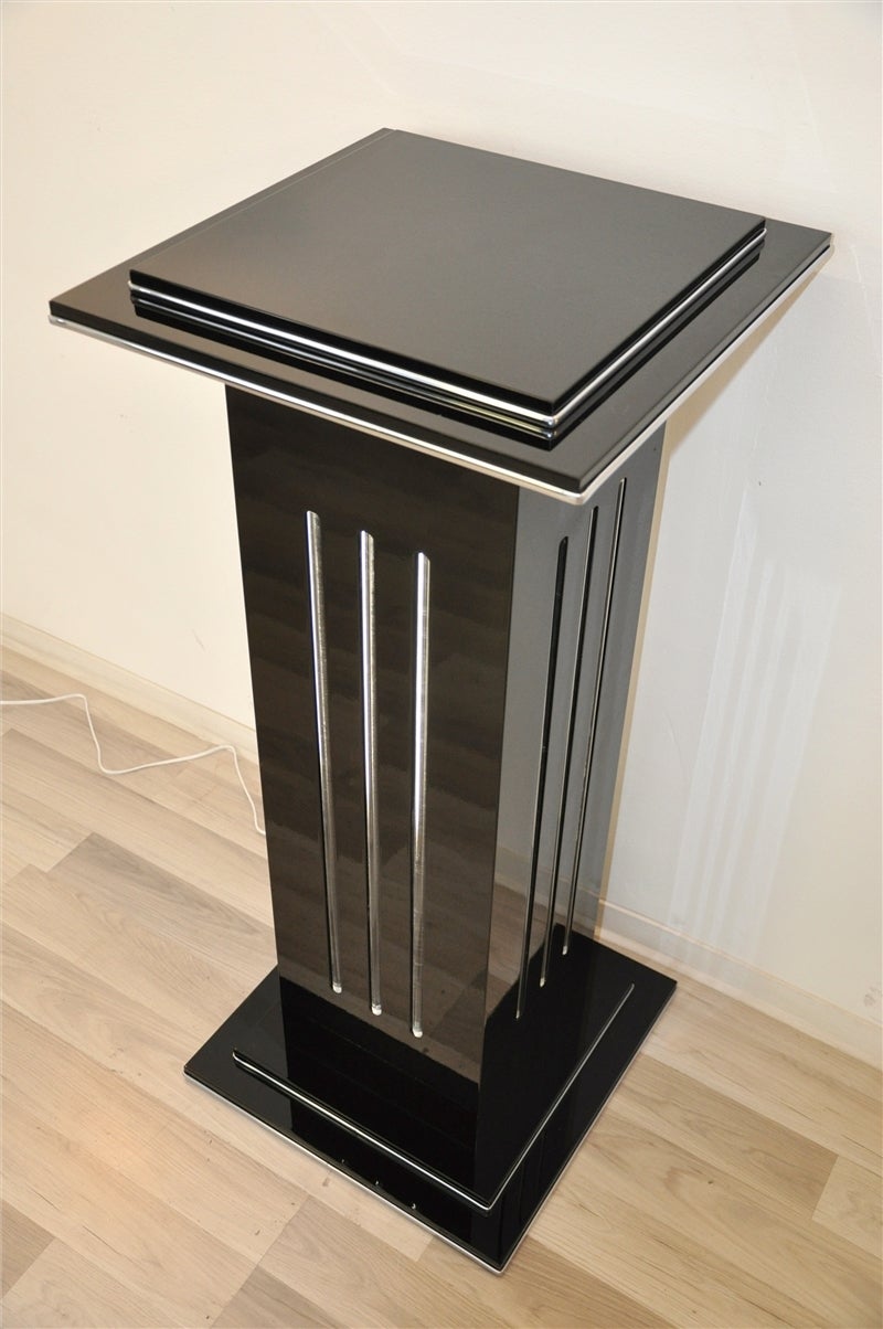 Beautiful Art Deco column lamp with high gloss lacquer, fine chrome bars and integrated lighting. The light shines thorugh the integrated twelve glass rods and spends a smooth and warm light into every room. The pillar features a stair foot and a