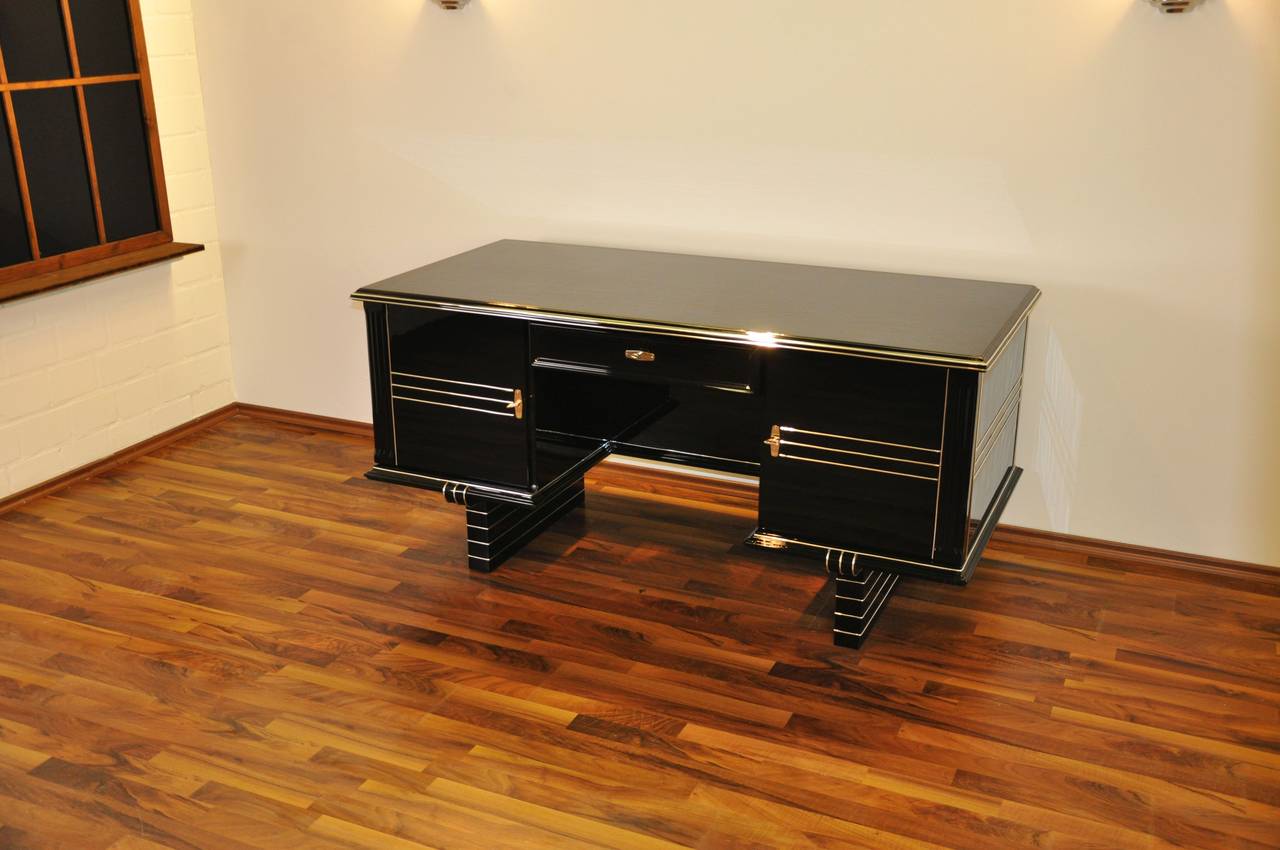 Belgian Art Deco desk.

Chromeliner.
Freely adjustable.
Glossy / black.
Clean interior.