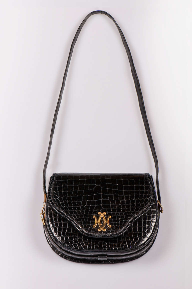 Hermès sac a pochette vintage.
Originally introduced circa 1970.
Blue porosus crocodile skin. 
Logo in gold-plated metal.
Shoulder bag. Interior in black leather.