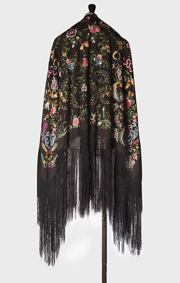 Unique piece, for its spectacular colors and structure of the drawing. All hand embroidered and in perfect condition.
All the silk fringes are perfect and originals.