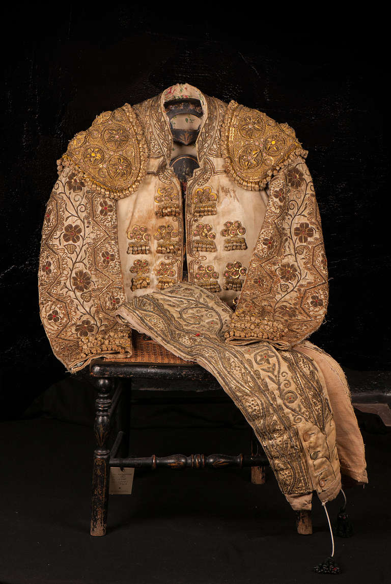 Gorgeous and stunning Spanish bullfighter costume, end XIX century- beginning of XX century.
In the interior indicates the date of the last bullfight in which it was used: 1985
Fully embroidered in fine gold thread. It is a unique and rare piece