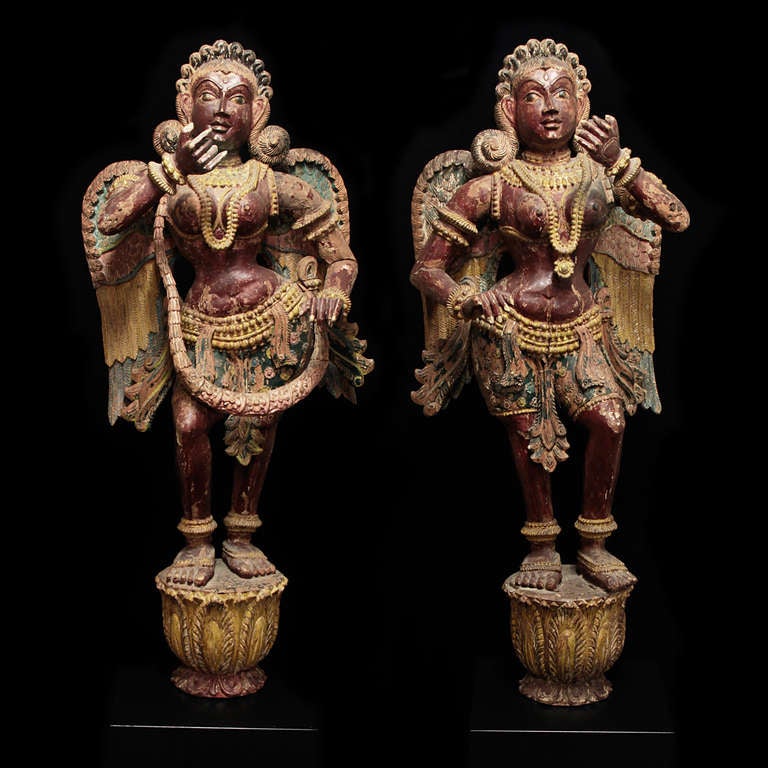 Inde, vers 1800
Couleurs originales en polychromie, sur des socles en bois modernes
En bon état, a subi quelques restaurations dans le passé, deux plans de travail sont manquants
Taille sur pied 170cm