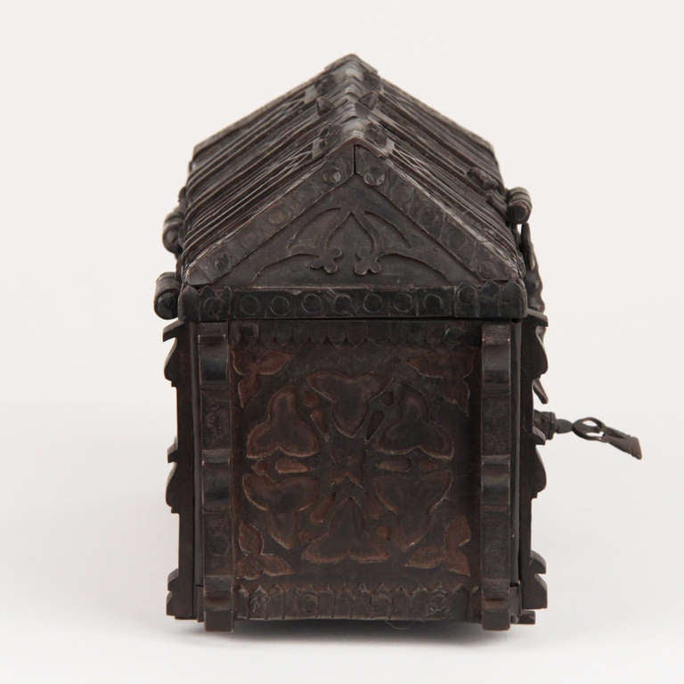 French Gothic Revival Wrought Iron Casket circa 1850 In Excellent Condition In Esbeek, NL