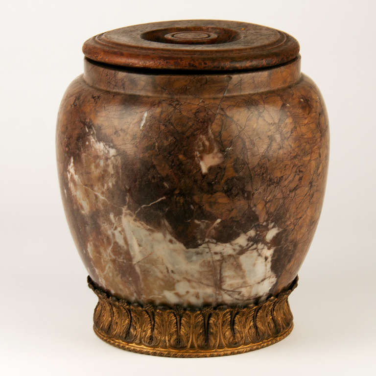Marble jar with wooden lid with a gilt bronze rim
French 17th century, 
Renaissance
Good condition