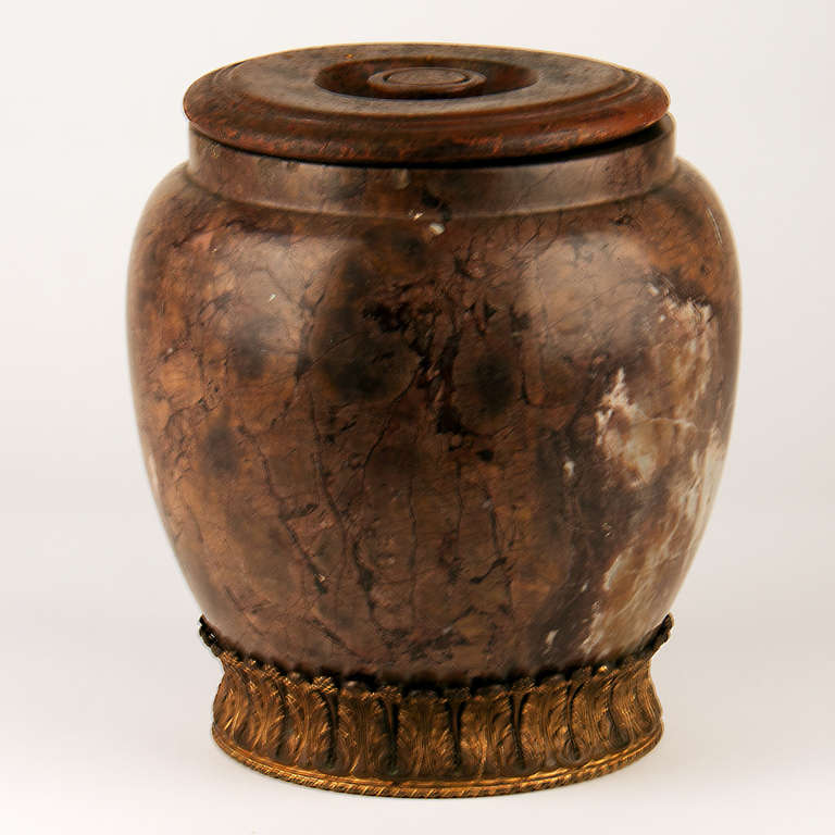 A French Renaissance 17th Century Marble Jar With Wooden Lid. In Good Condition In Esbeek, NL