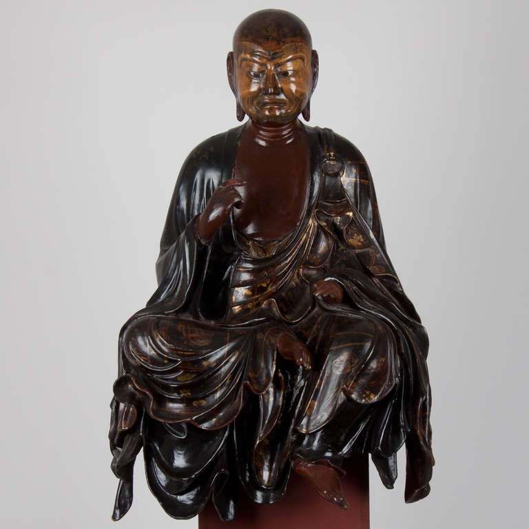 Important wooden Japanese statue second part 15th century, showing a sitting priest.
lacquered.
Good condition.
Few age marks.
Missing a thumb and a few fingertips, see pictures