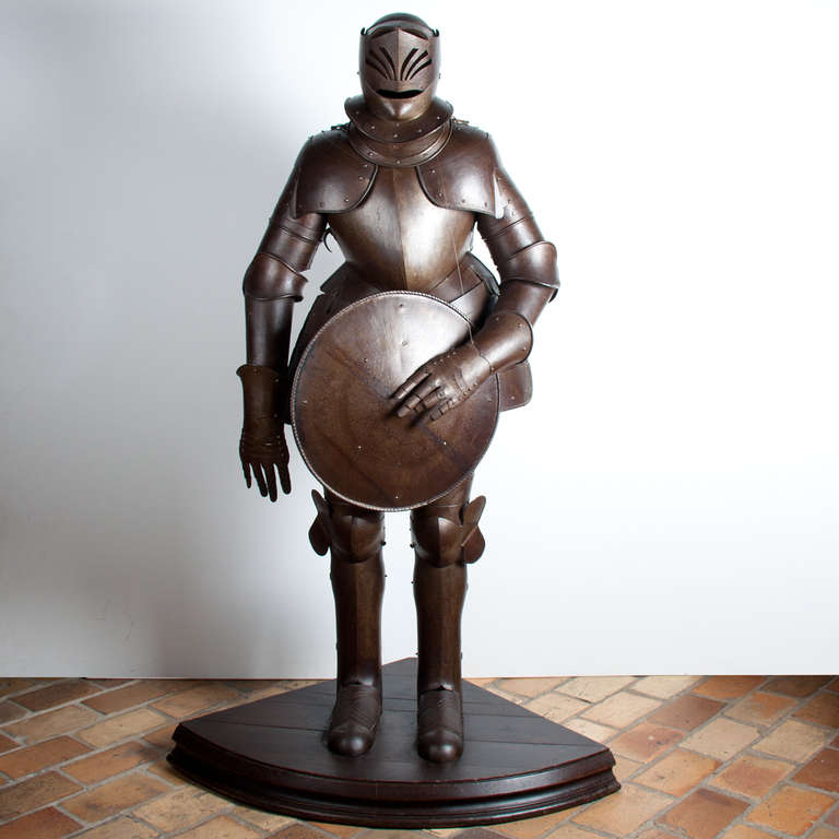Armure en fer, probablement allemande, 19e s. ou plus tôt.
Belle patine et très bon état.

Hauteur totale 182 cm
