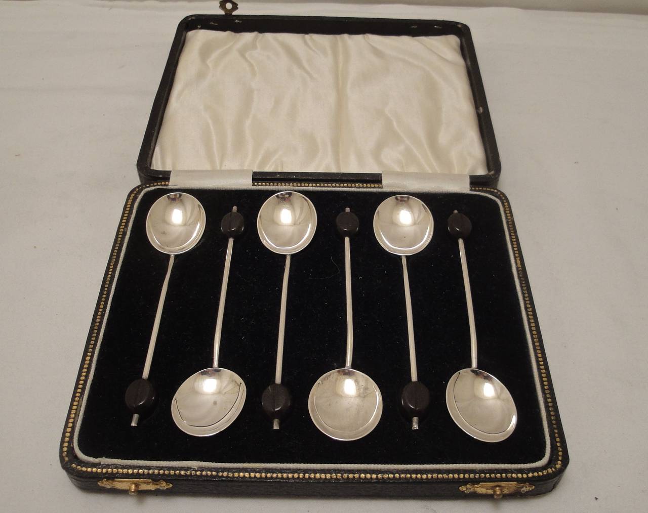 A super ser of 6 boxed  coffee spoons in sterling silver
Hallmarked Birmingham Uk 1931 date letter G
Great Condition
Spoons are 10cm long.