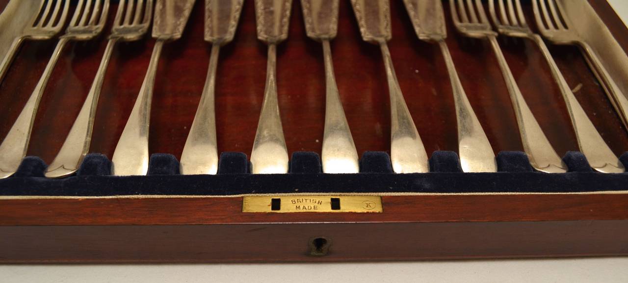 English Silver Plated Set of Twelve Place Fish Knives and Forks In Good Condition For Sale In LAGNES  France,, Other