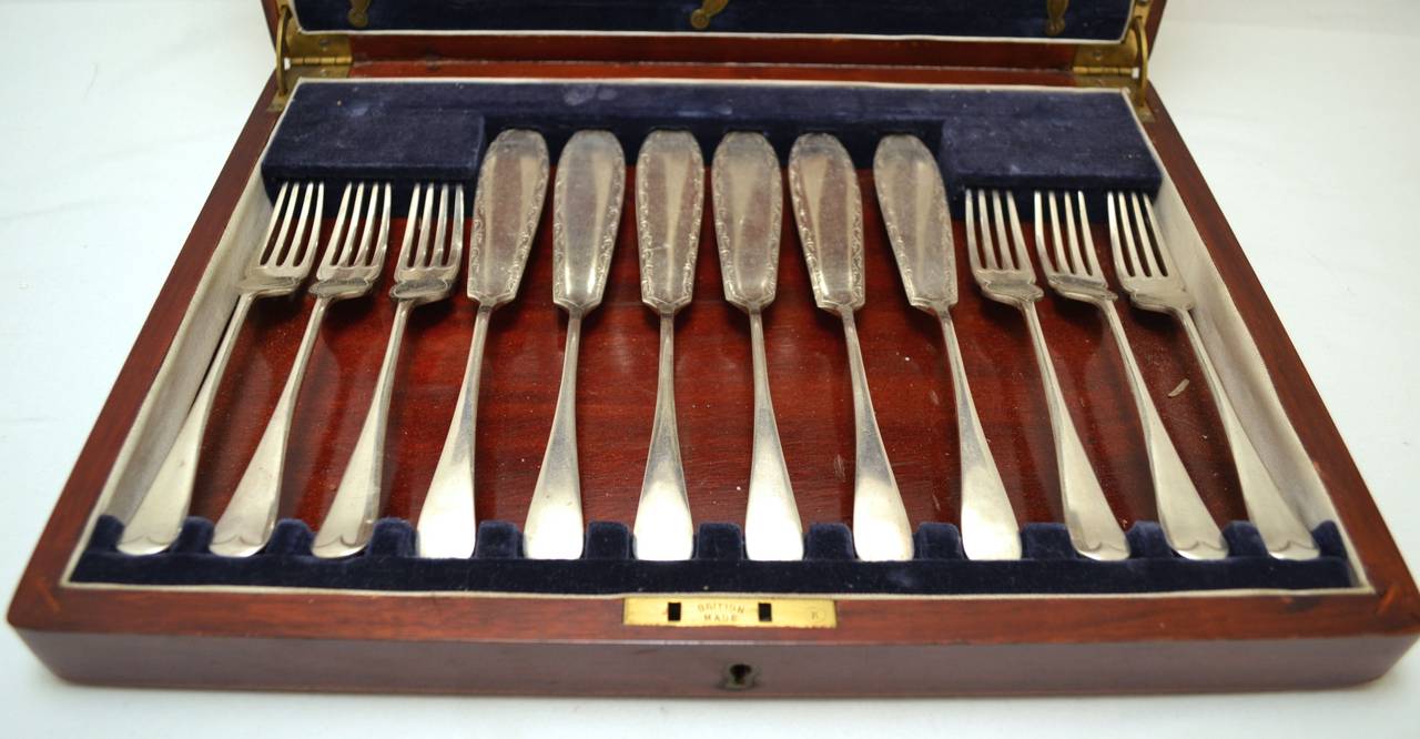 English Silver Plated Set of Twelve Place Fish Knives and Forks For Sale 1