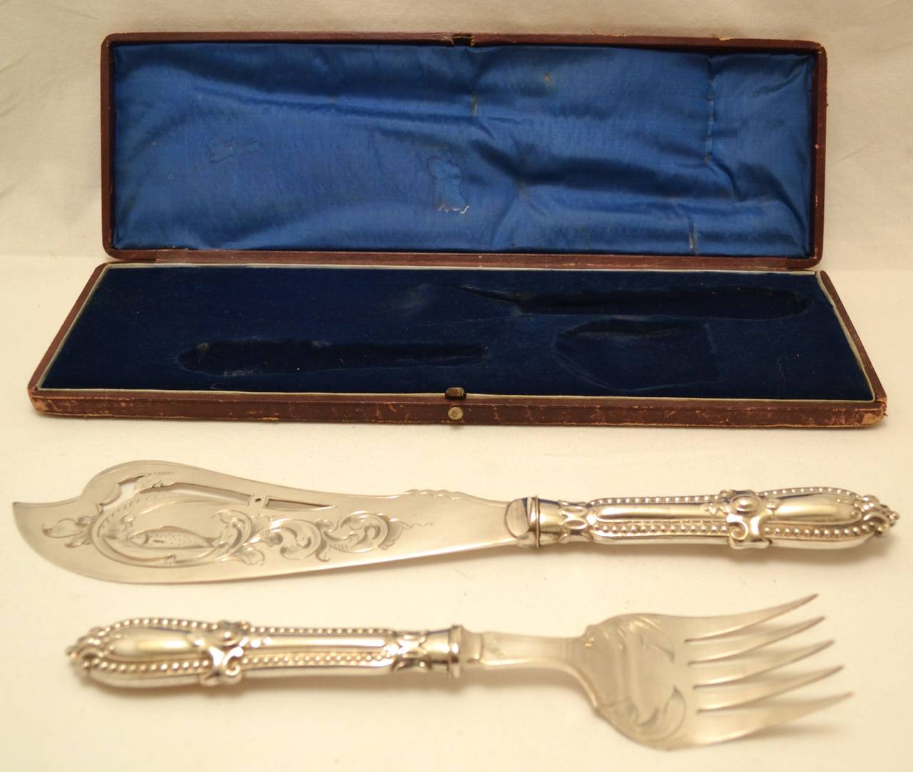 Late Victorian Superb  Boxed Pair of English Silver Plate Fish Servers For Sale