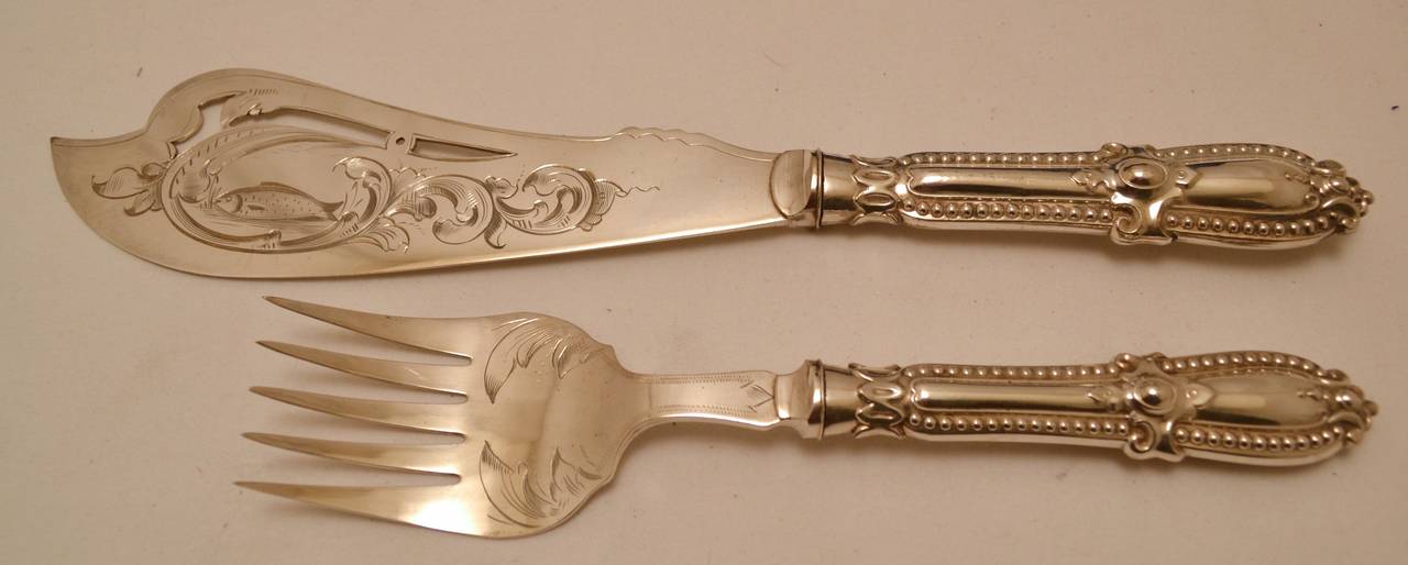 British Superb  Boxed Pair of English Silver Plate Fish Servers For Sale