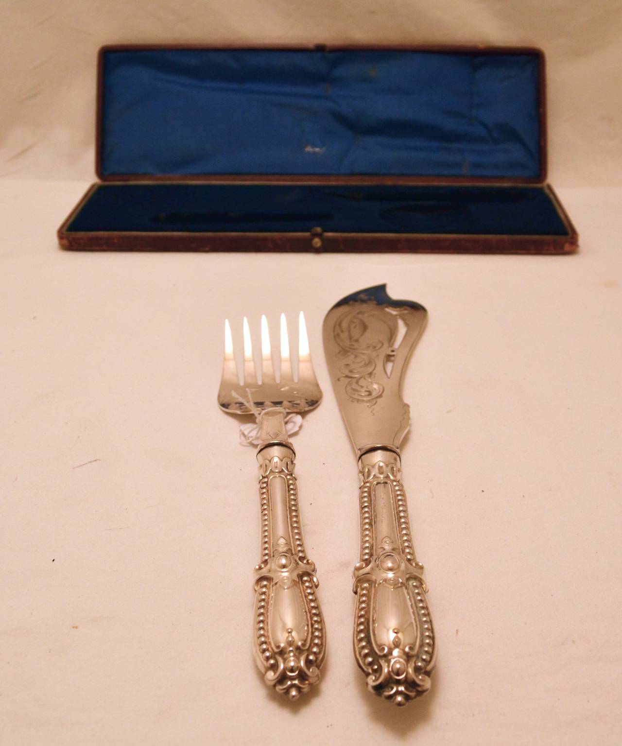 Superb  Boxed Pair of English Silver Plate Fish Servers For Sale 2