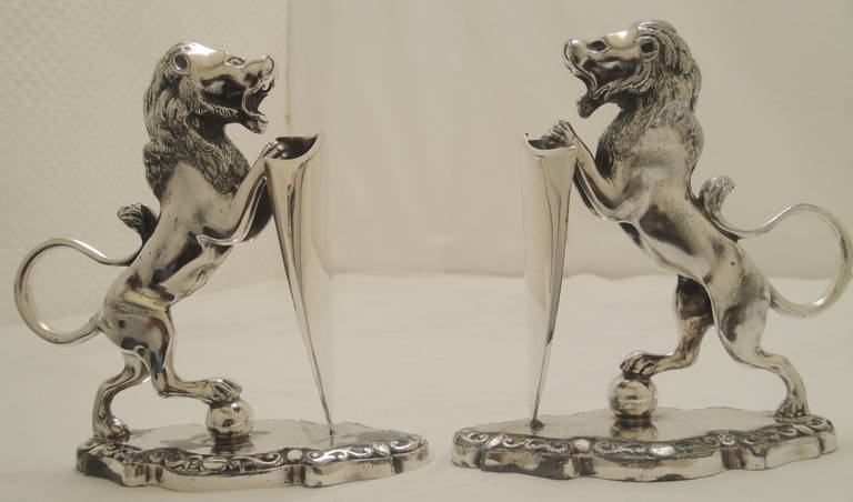 Silver Plated Pair of Lion and Shield Menu Holders In Good Condition For Sale In LAGNES  France,, Other