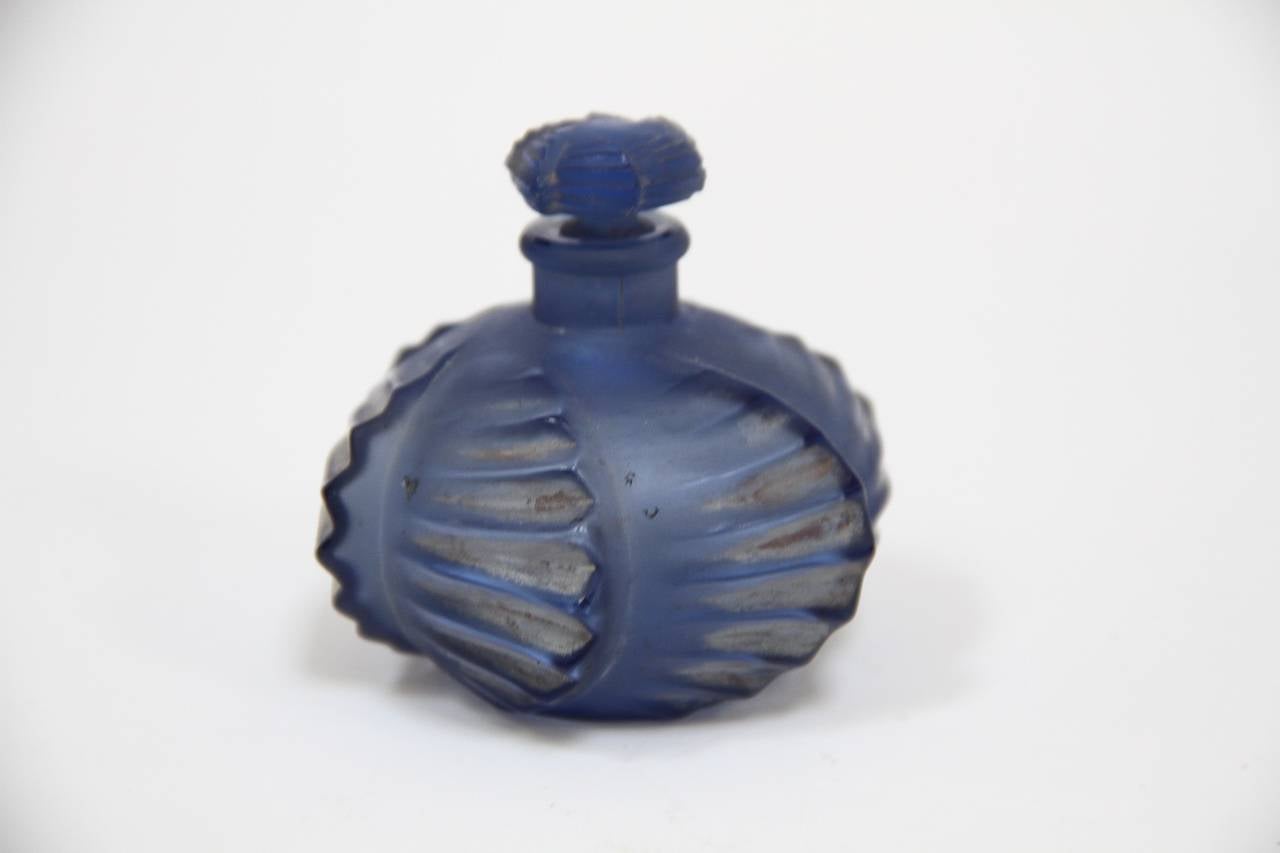 Rene Lalique Glass Flacon Camille Perfume Bottle Navy Blue In Excellent Condition For Sale In Glen Cove, NY
