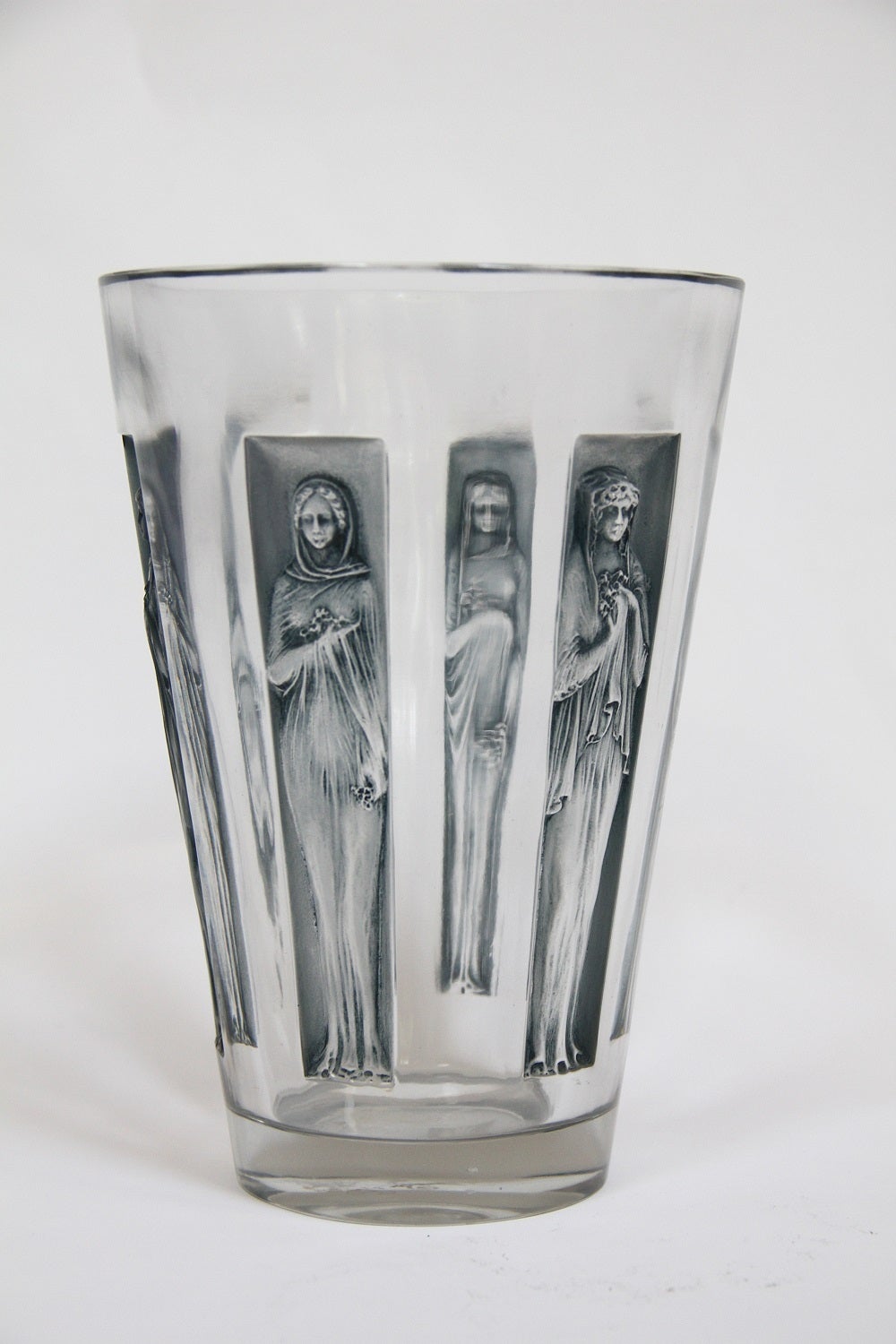 René Lalique glass goblet six figurines vase.
Modele cree en 1912.
verre blanc moule-presse patine et couleur
haut 20cm.
Figure aux catalogues de 1928 et de 1932
et sur le tarif de 1937
non continue apres 1947.

Model created in