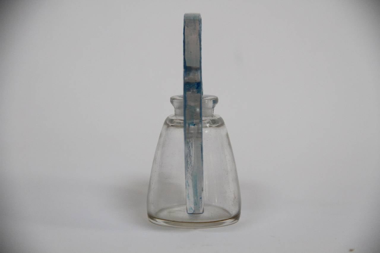 Rene Lalique Roger & Gallet Paquerettes glass perfume bottle.
Five Flacon.
modele cree vers 1919.
verre blanc souffle-moule.
signature moulee.
haut. relvee 8cm.

Five bottle.
model created, circa 1919.
Blow - mold glass white.
Signing