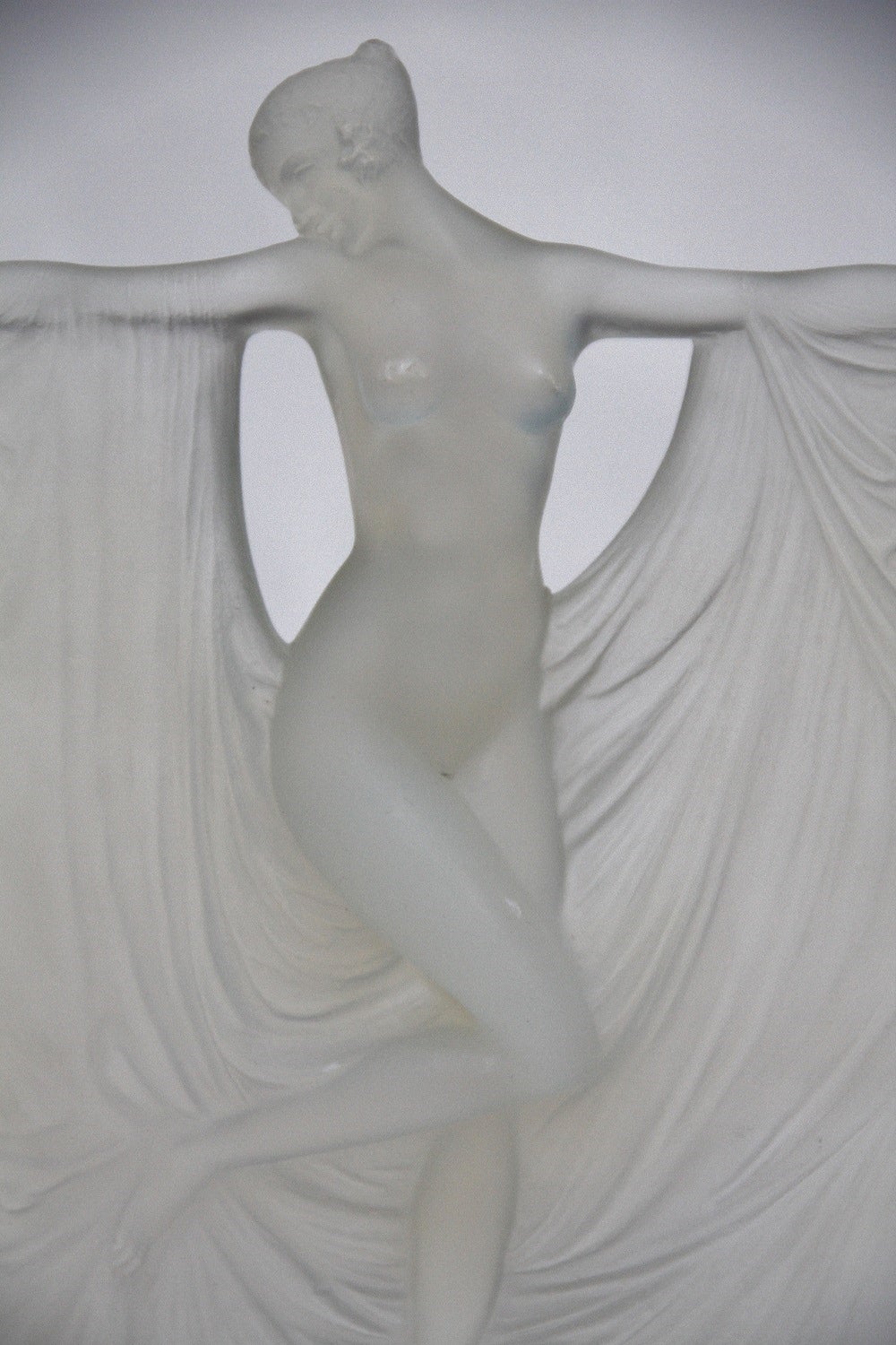 Rene Lalique glass statuette Suzanne figure
dite aussi statuette - Suzanne premier modele
modele cree le 7 juillet 1925
verre blanc moule-presse patine opalescent et couleur
haut. 23cm 
figure aux catalogues de 1928 et de 1932
supprime du