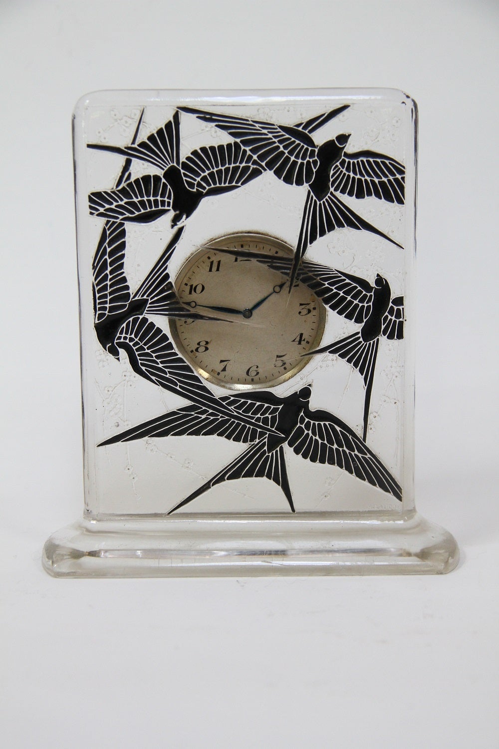 Rene Lalique Pendulette 8 jours Cinq Hirondelles glass clock with black enamel in working condition
dite aussi pendulette - Vol d'hirondelles.
modele cree en, 1920.
Verre blanc moule-presse emaile (moule n 1317)
haut. 15 cm
figure aux