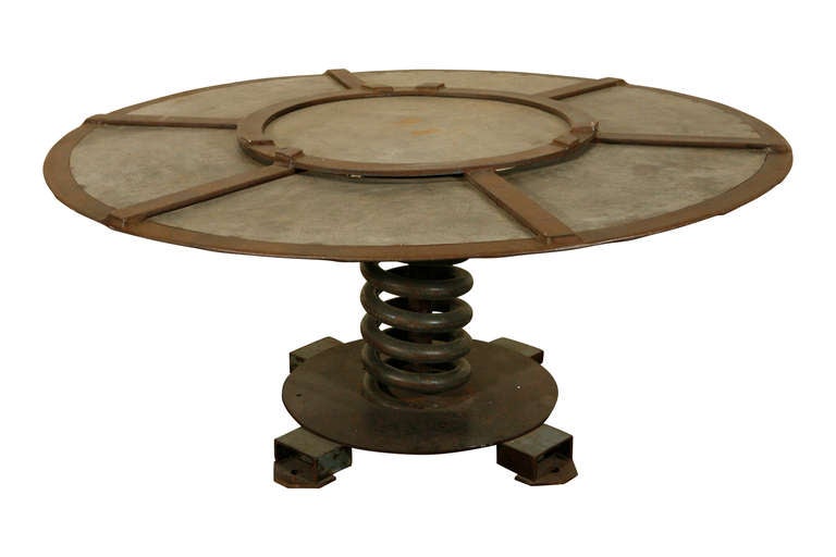 Une très grande table de guéridon en fonte. Composée de deux parties, la base et le plateau de la table.