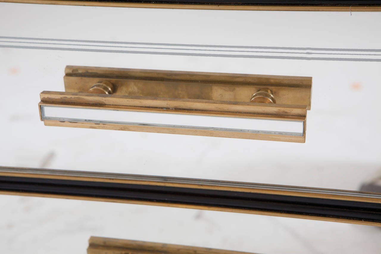 Eine verspiegelte Glasplatte und eine Kommode mit drei Schubladen, die mit einem Sternendekor verziert sind. Schöne goldene Akzente und Details, wie z. B. verspiegelte Griffe an der Vorderseite.
