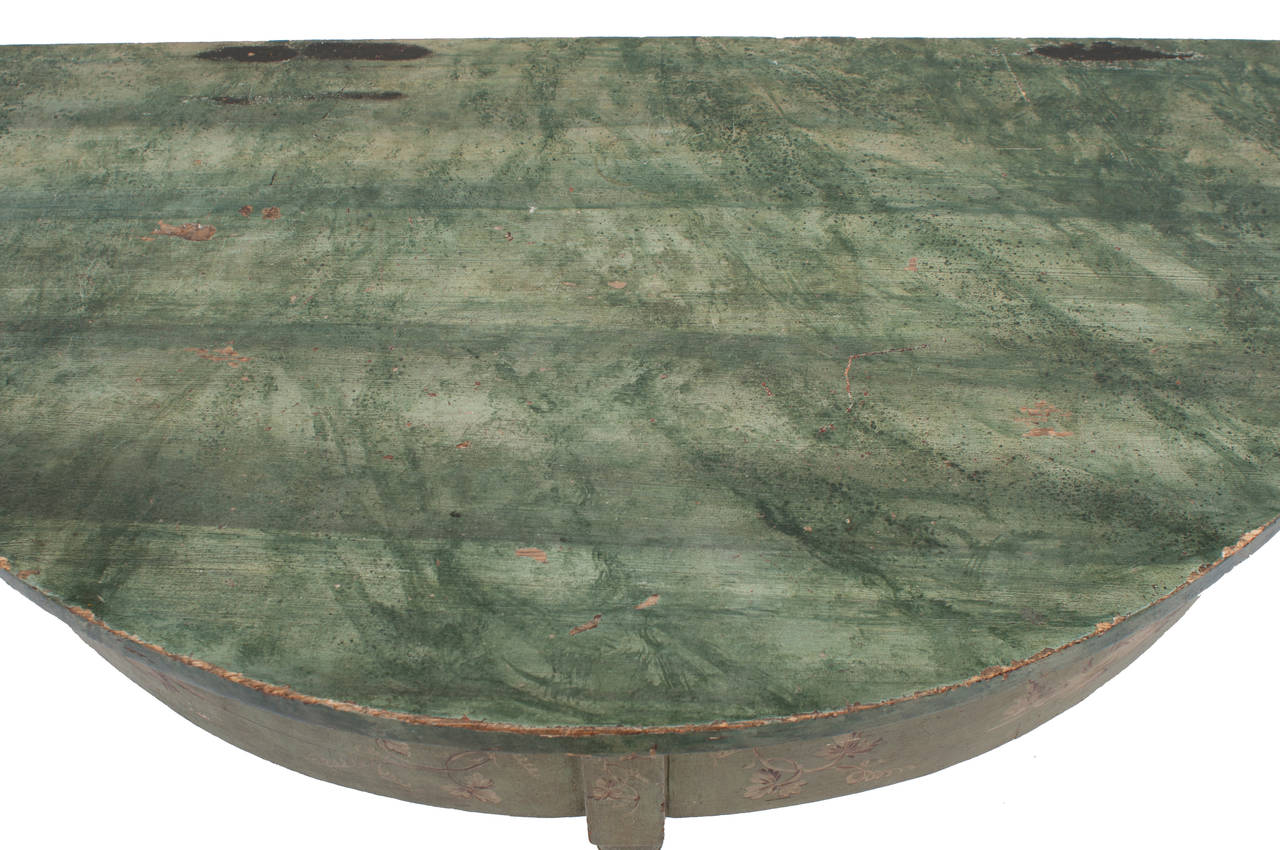 Demi-Lune Tisch aus Frankreich - um das 19. Jahrhundert. Patina in Moosgrün mit dekorativer Malerei auf der Vorderseite und den Beinen dieses Tisches. Ausgezeichneter Zustand und ein schönes Möbelstück.