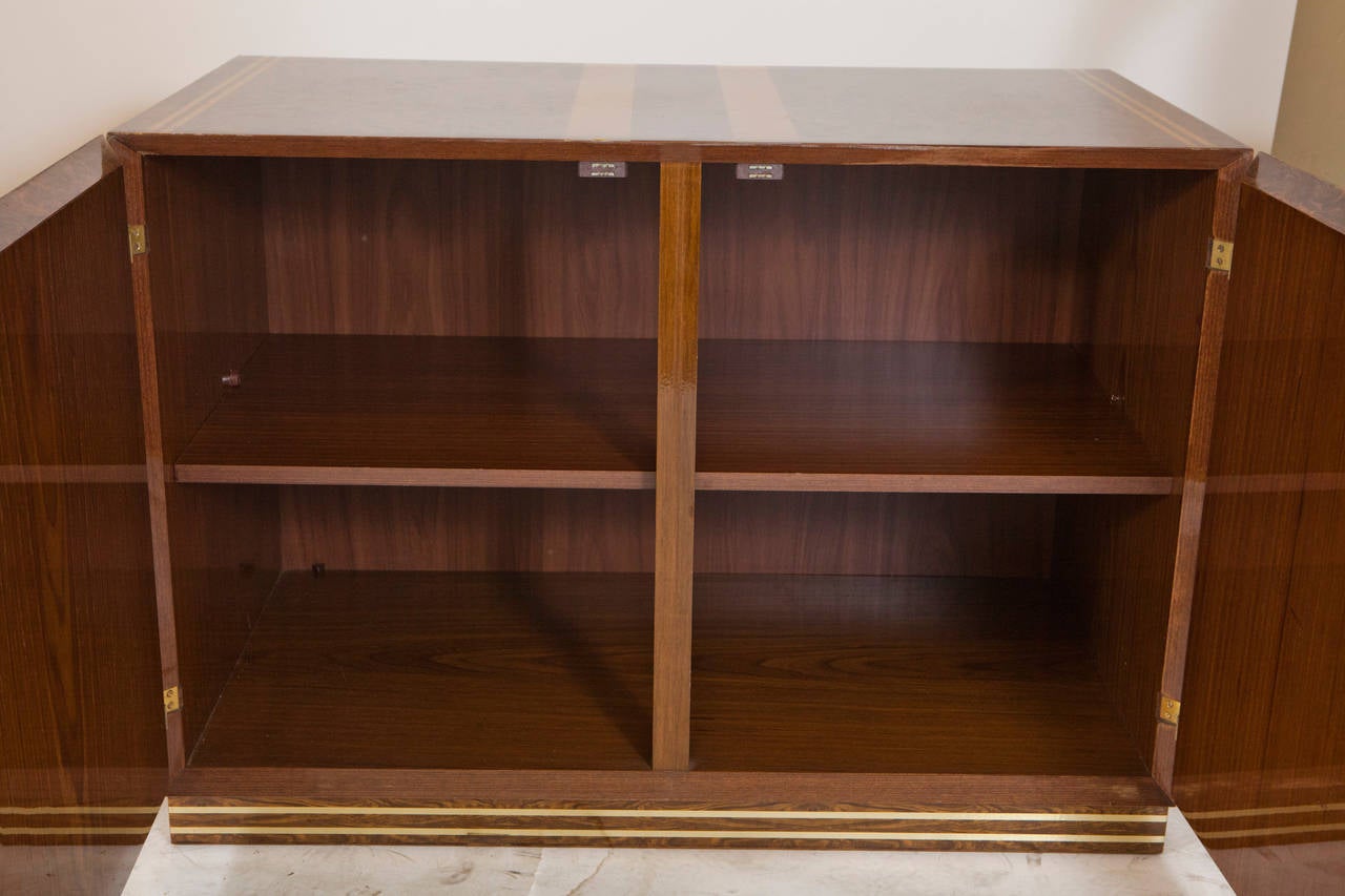 Mid-Century Modern Pair of Burl Wood and Brass Inlaid Nightstands For Sale