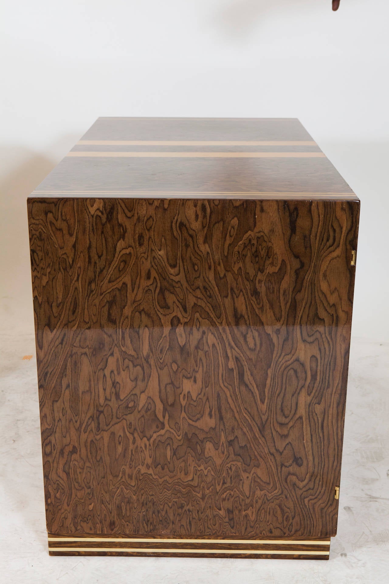 20th Century Pair of Burl Wood and Brass Inlaid Nightstands For Sale