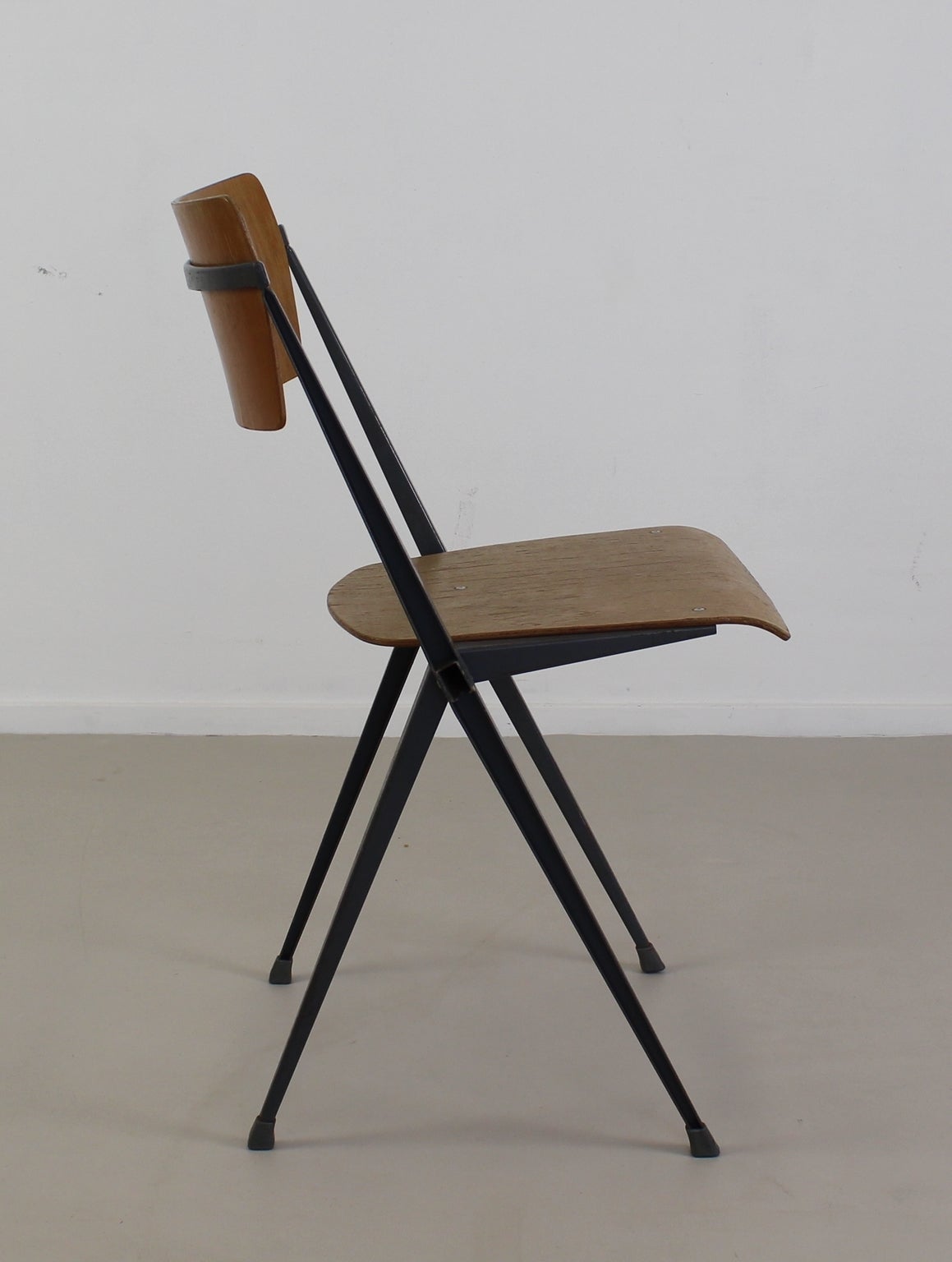 Industrial Dutch design.
Designer: Wim Rietveld.
Manufacturer: De Cirkel/Ahrend Holland.
Metal framewith wooden back and seating.

Standard parcel shipment advised