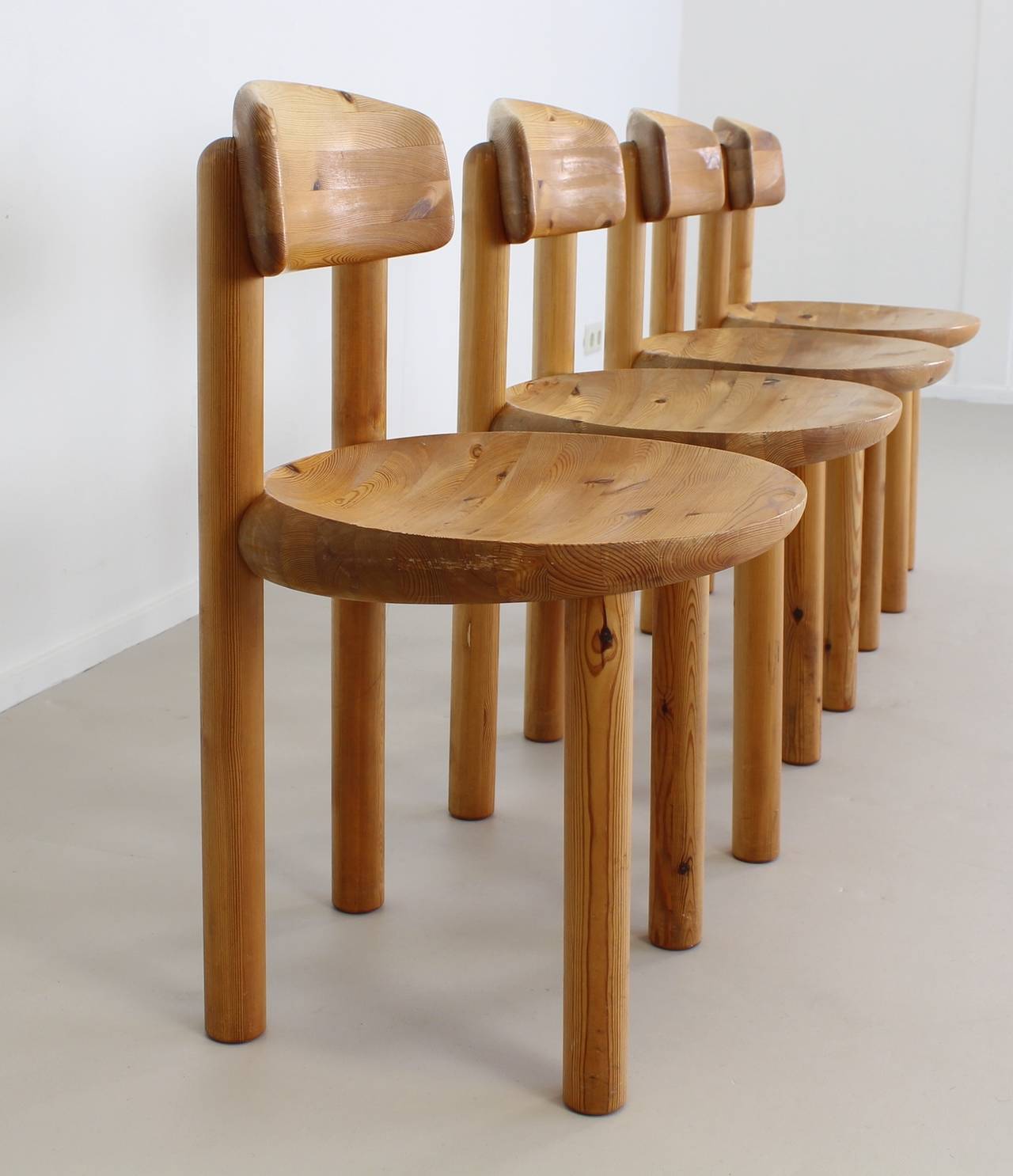 Typical 1970s dining chairs.
Designer: Rainer Daumiller, 1970.
Manufacturer: Hirtshals Sawmill.
Pine wood with organic seating.