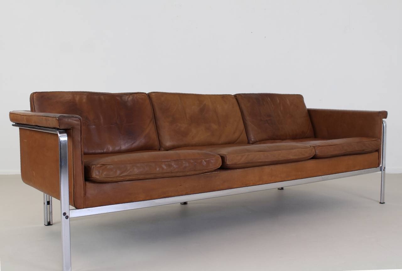 Excellent German designed three-seat sofa.
Nice brown leather patina.
Minor wear on piping and armrests.
Model: 6912.