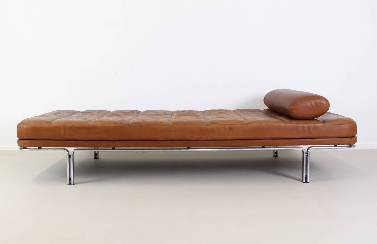 Top designer steel daybed with
beautiful leather patinated original mattress.
Original Kill International Production (Alfred Kill Germany).
Model 6915.