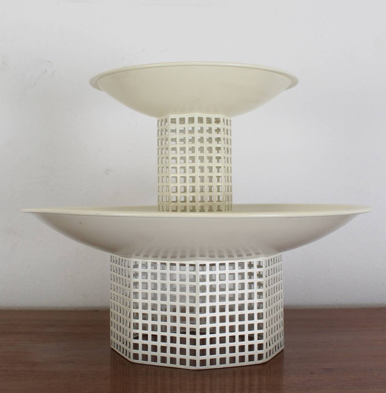 Square perforated metal etagere.
Designer: Josef Hoffman.
Manufacturer: Bieffeplast, Italy.
Limited re-issue of the Bauhaus items (Classic line Bauhaus).
Secession bowl.
White metal.